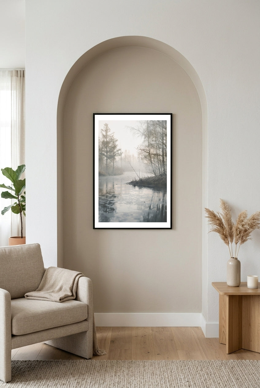 Nordanio naturposter av Riverbank med vackra träd och flodlandskap, perfekt för naturälskare och väggdekoration.