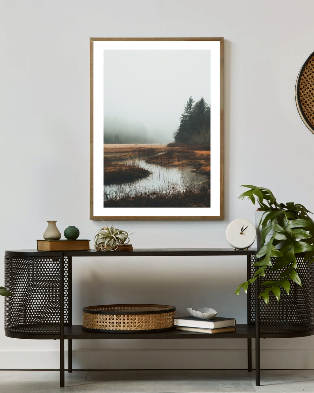Nordanio naturposter med dimmig landskapsmotiv för modern vardagsrumsvägg, som visar ett lugnt och stilrent landskapsmotiv.