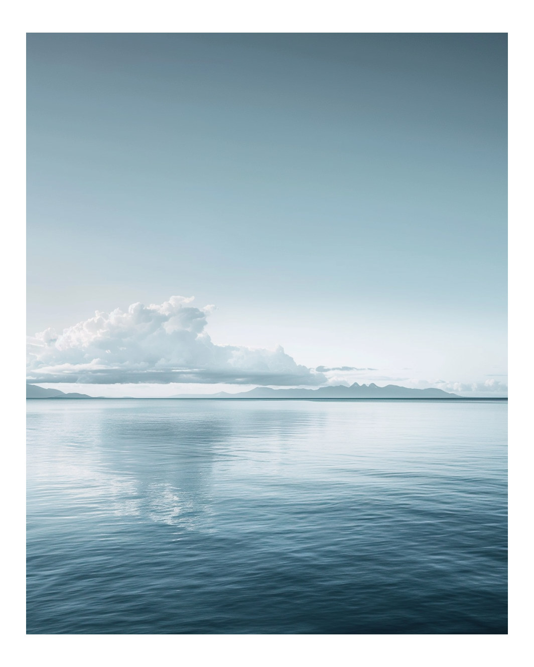Nordanio havshorisontposter med mjuka moln och avlägsen horisont, naturmotiv för väggdekoration