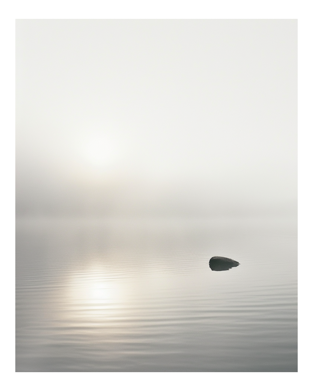Nordanio naturposter av Misty Lake med dimmig sjö och svagt solljus som bryter igenom tät dimma.