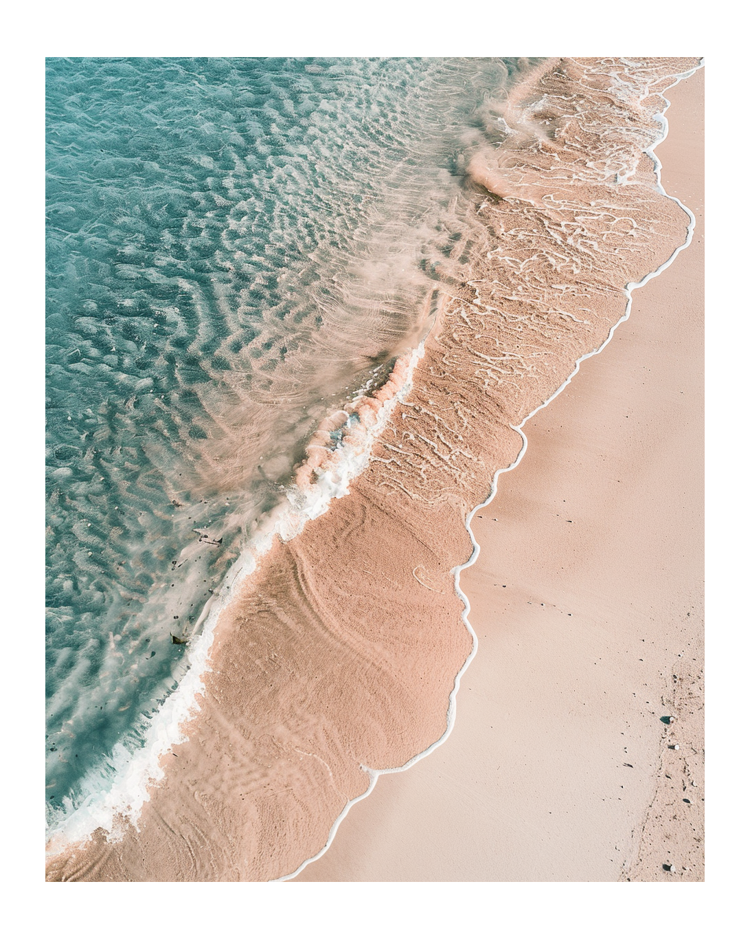 Naturposter av Nordanio som visar en mjuk kurva vid stranden med sand och vatten, inspirerande naturmotiv.