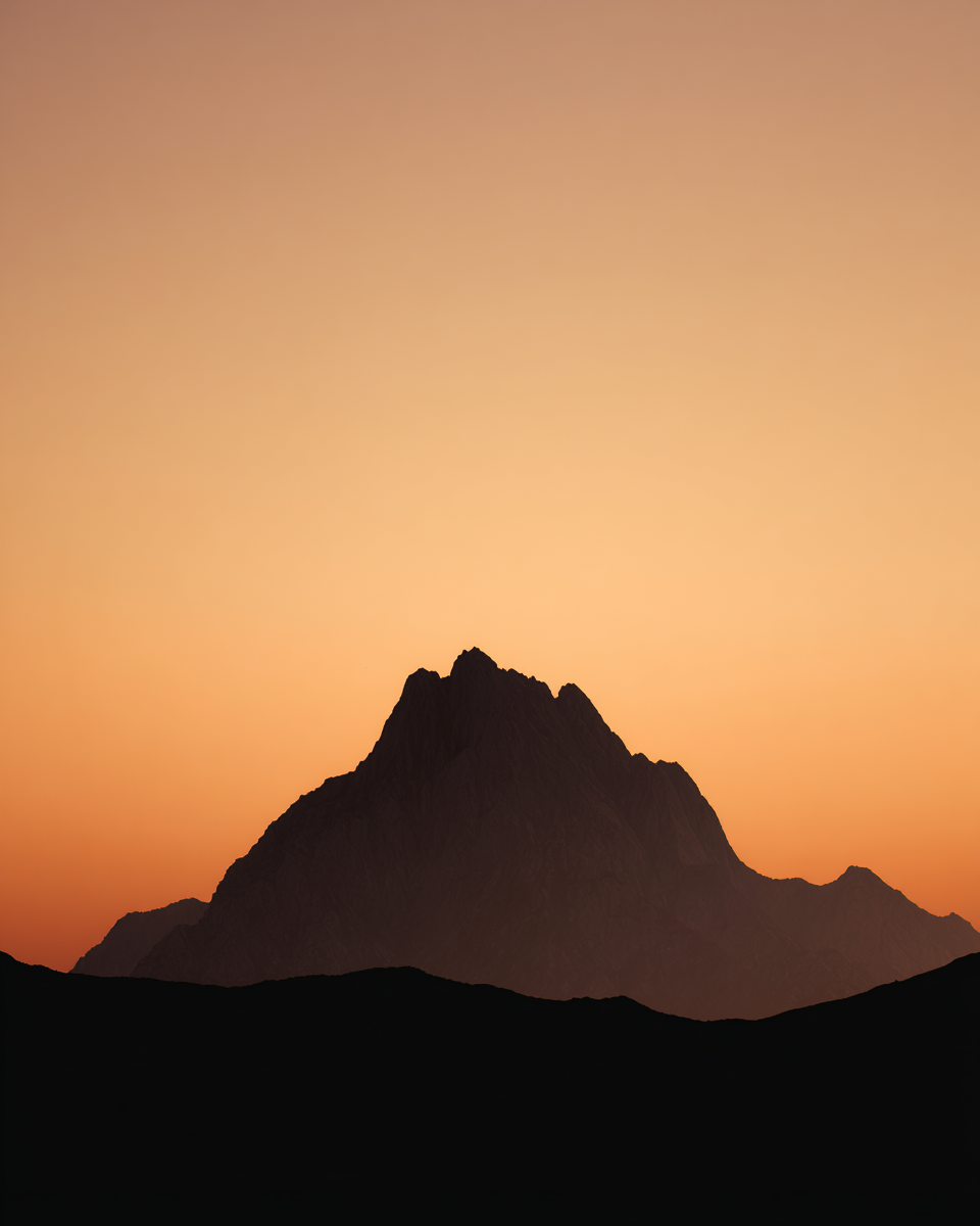 Minimalist naturposter från Nordanio med bergsilhuett vid solnedgång och mjuk gradienthimmel.
