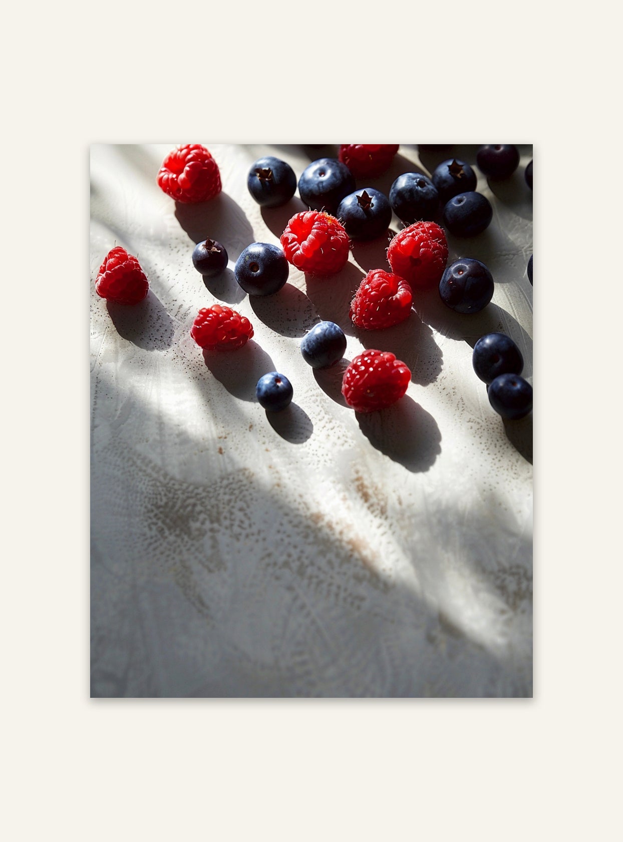 Färgglad fruktposter med bärkomposition av Nordanio, visar olika bärsorter på en konstnärlig poster.