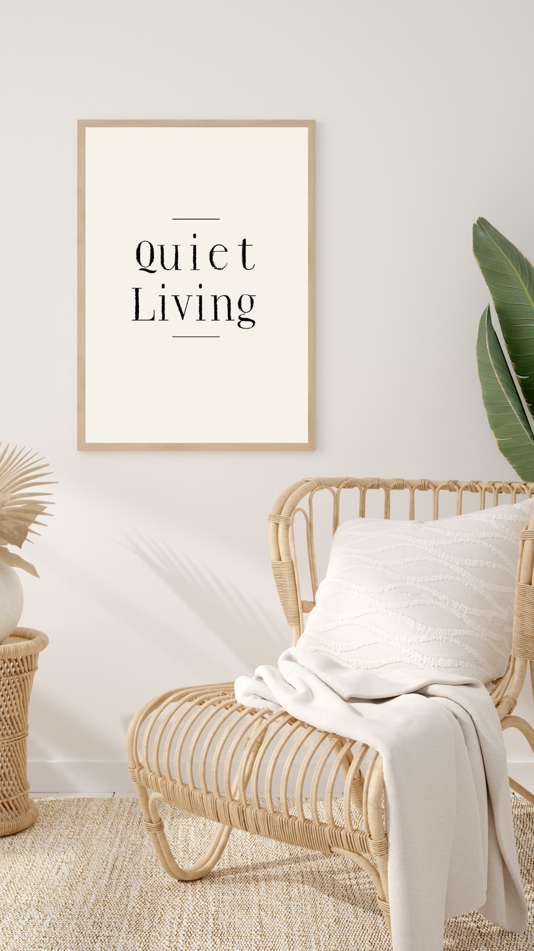 Beige typografiposter från Nordanio med bohemisk stil, inramad och placerad i ett vardagsrum.