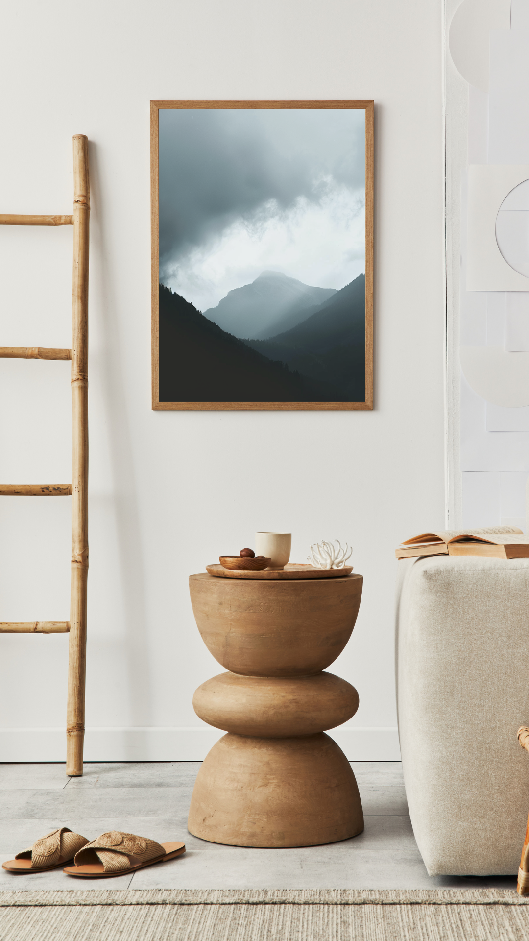 Beige modern naturposter med bergsilhuett av Nordanio, inramad i trä, för modern vardagsrumsvägg.