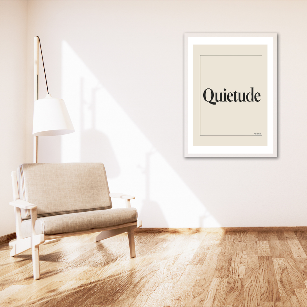 Beige typografisk poster från Nordanio, modern inredning i vardagsrum med poster i ram på vägg.