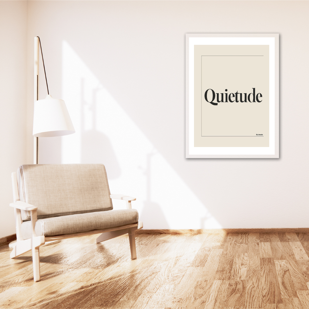 Beige typografisk poster från Nordanio, modern inredning i vardagsrum med poster i ram på vägg.