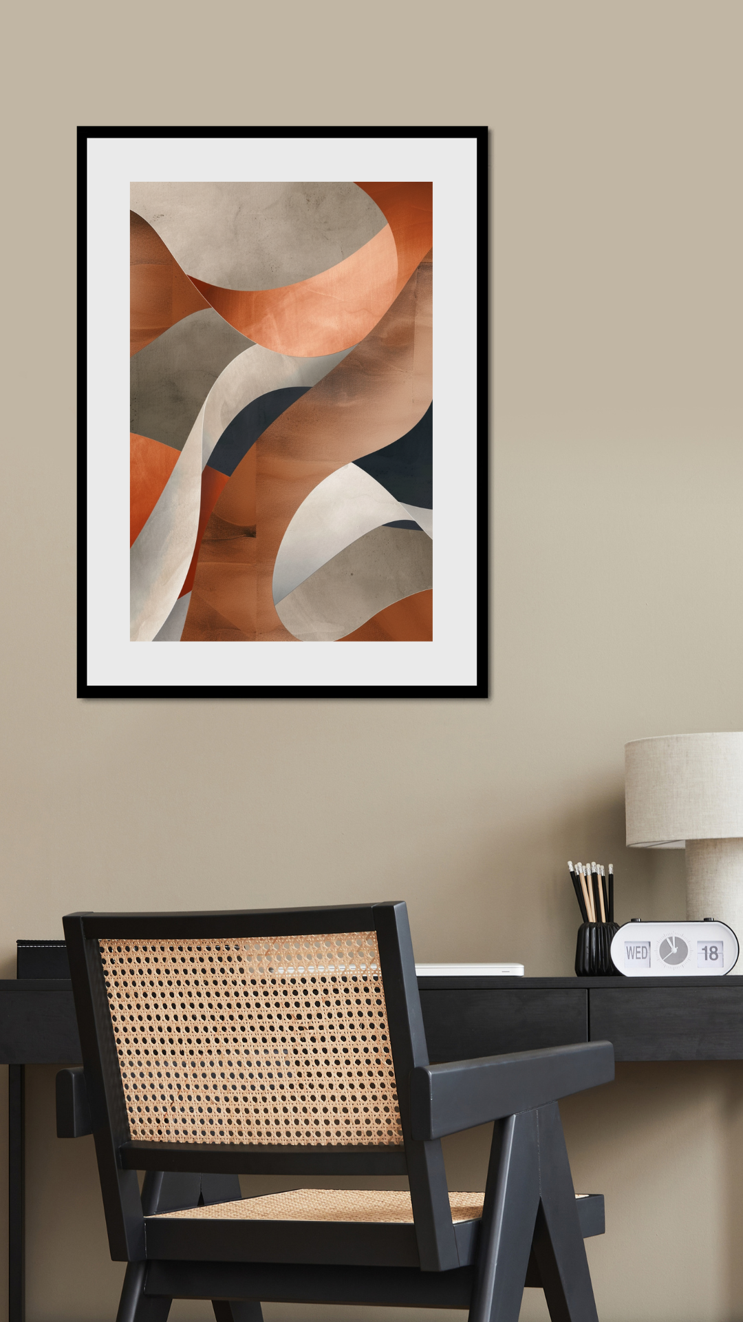 Beige och svart abstrakt väggposter i minimalistisk design av Nordanio, inramad och hängd på vägg.