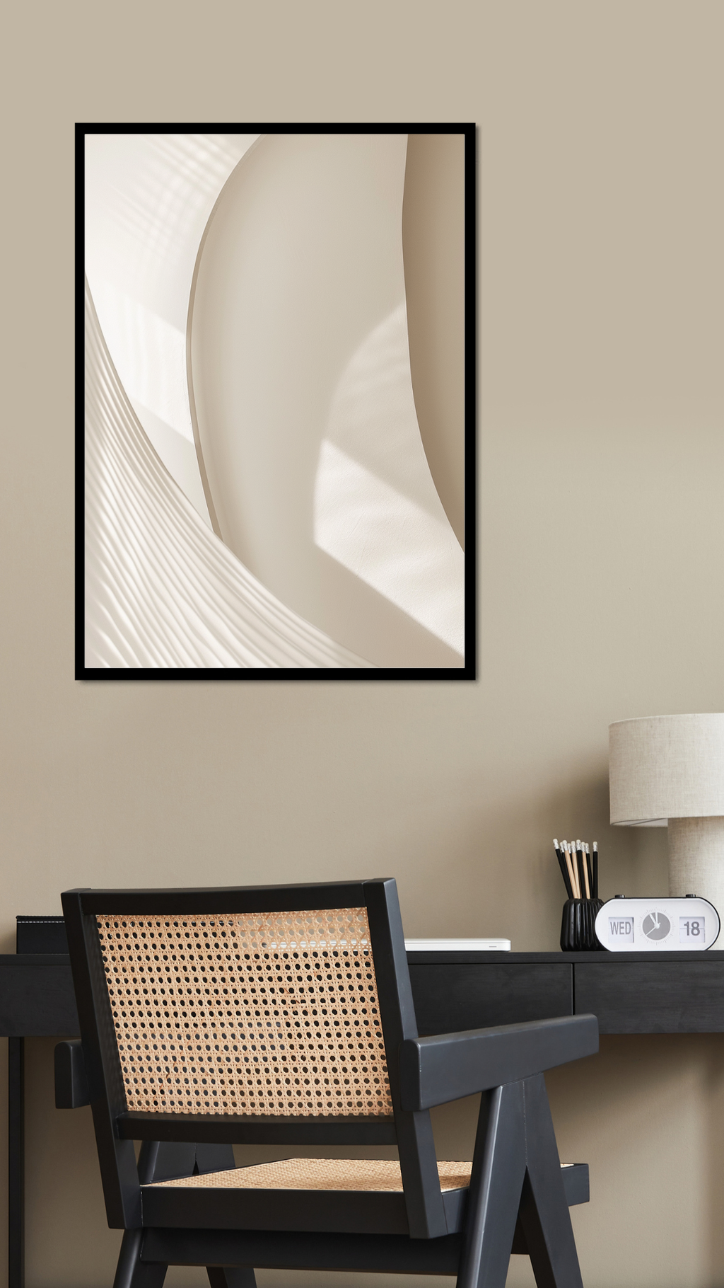 Beige och svart abstrakt väggposter från Nordanio med minimalistisk design, inramad för väggdekoration.