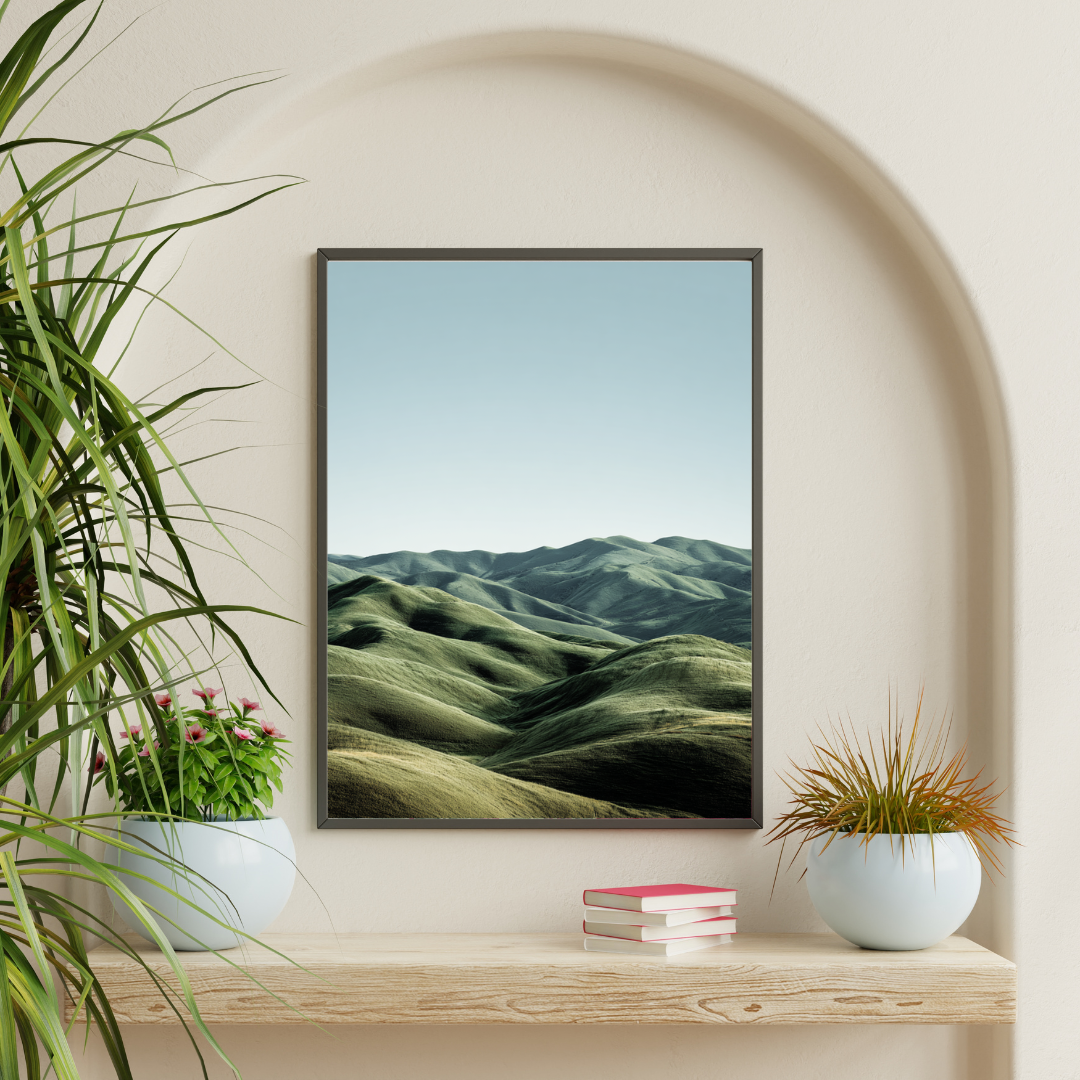 Beige minimalist naturposter med bergsformationer och kullar från Nordanio, väggprydnad för modern inredning.