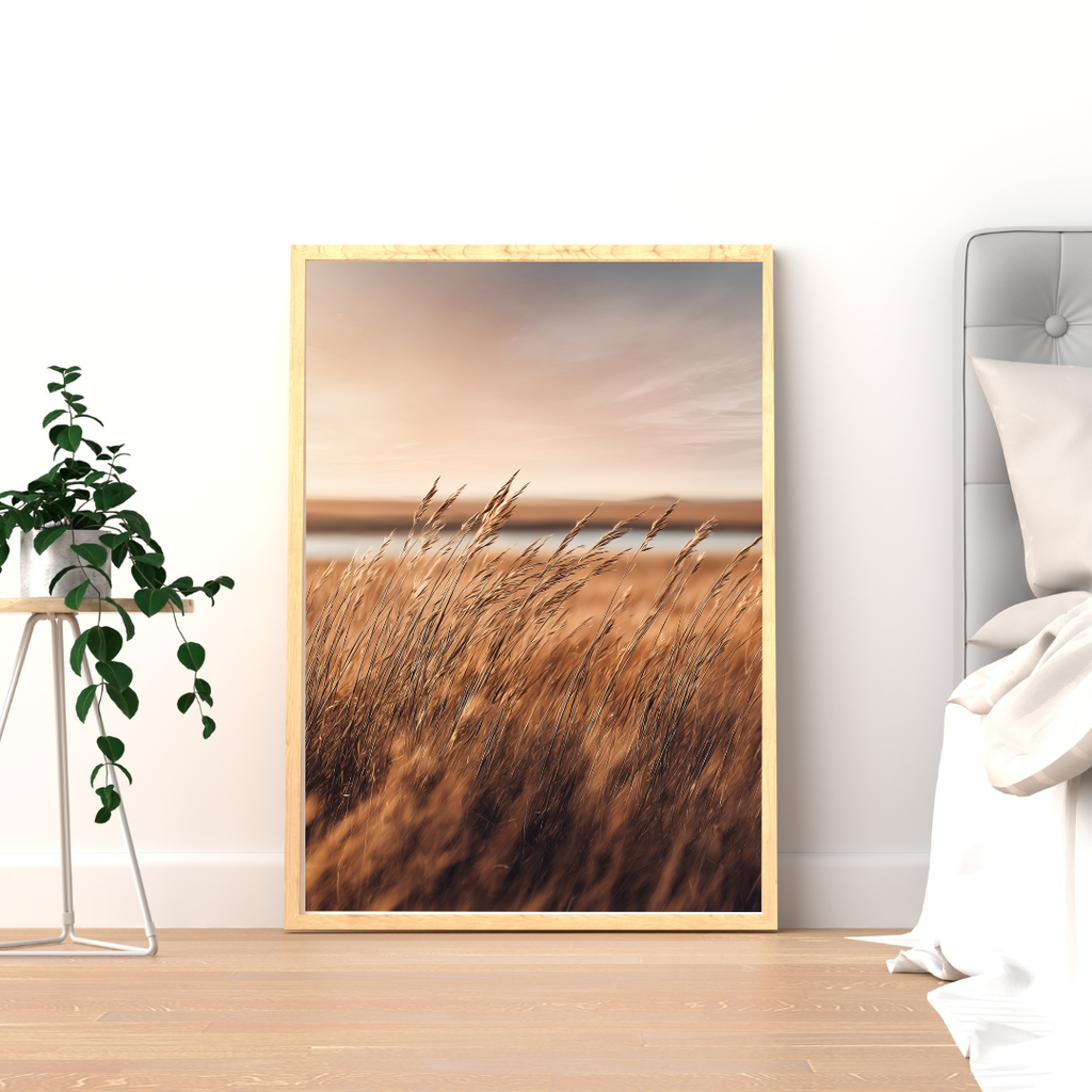Beige minimalist naturposter av guldfärdigt gräsfält från Nordanio, väggdekoration i modern stil.