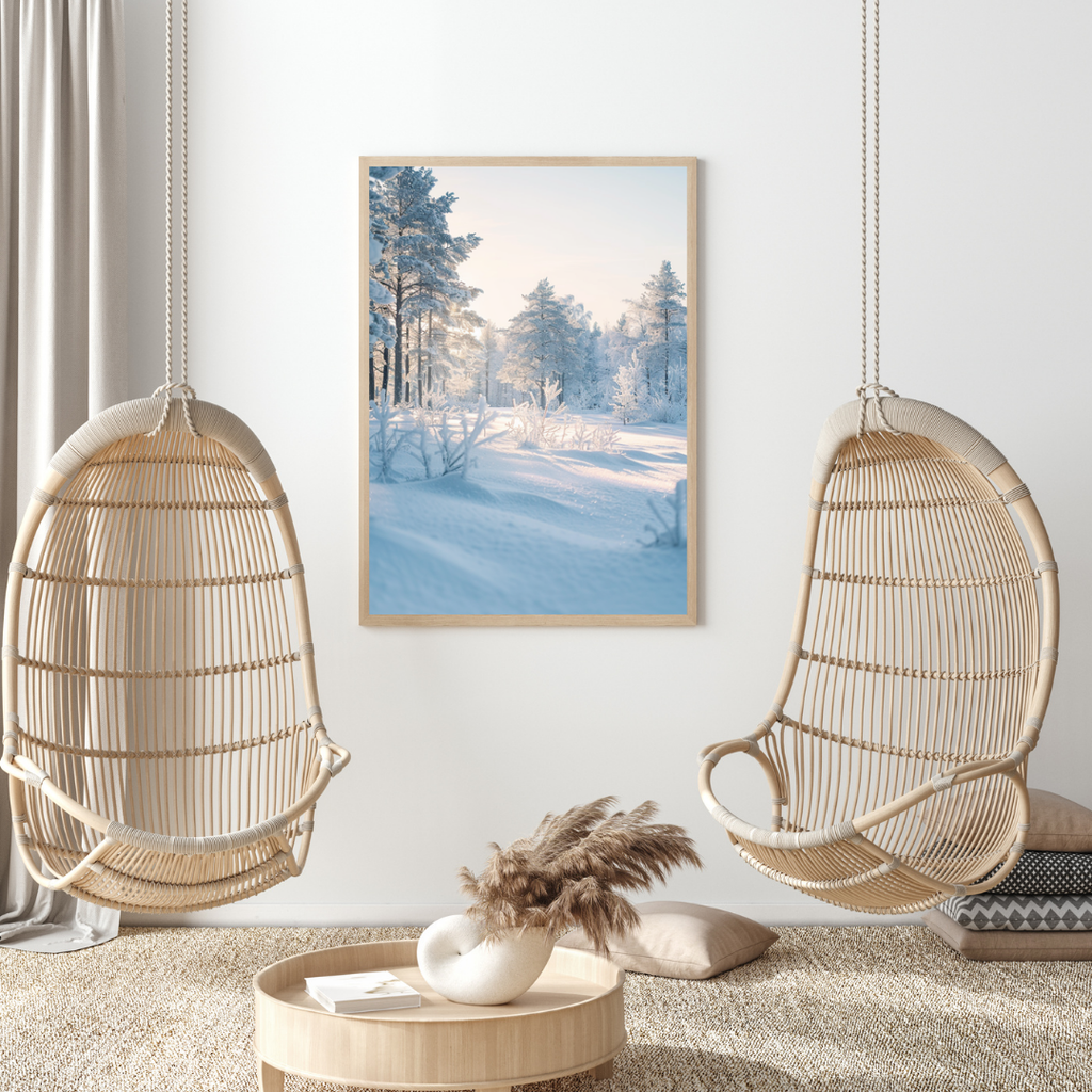 Snölandskap poster av Nordanio, minimalistisk naturmotiv med beige och vitt, avbildad i ram på Instagrammockup