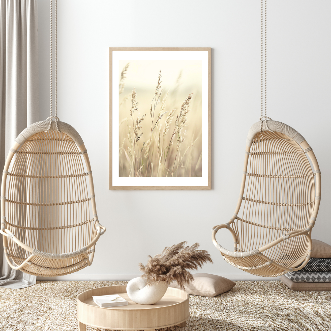 Beige och vitt naturposter med gräs som vajar i vinden, minimalistisk design av Nordanio, inramad i en enkel ram.