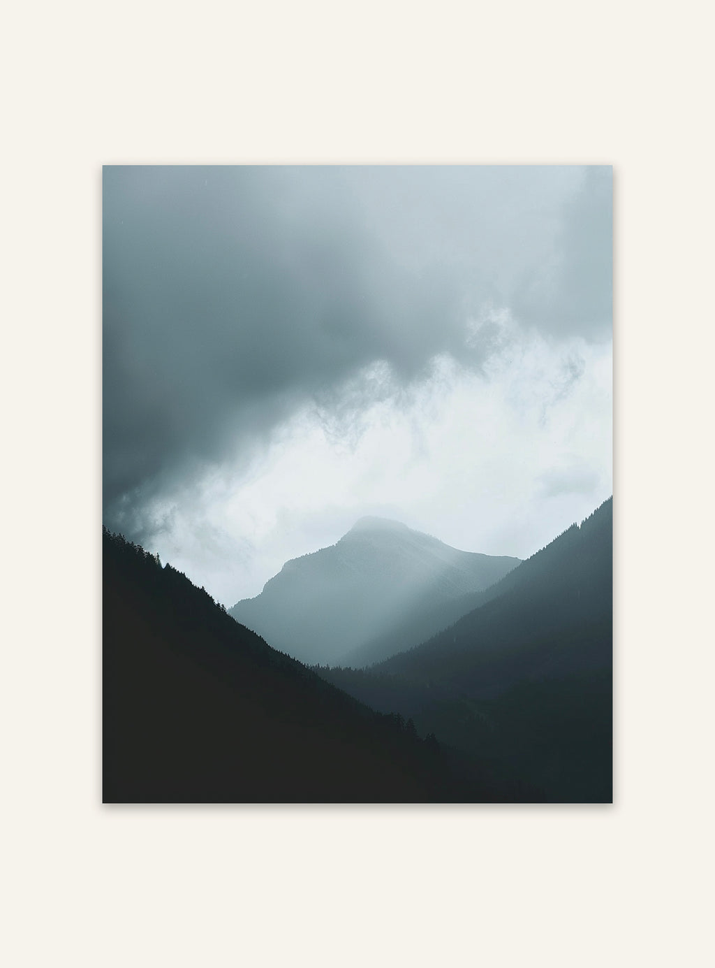 Naturposter med bergsilhuett från Nordanio, visar en stilren bergsbild med silhuetter mot en ljus himmel.