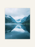 Naturskön poster av bergsjö med dimma från Nordanio, perfekt som väggdekoration.