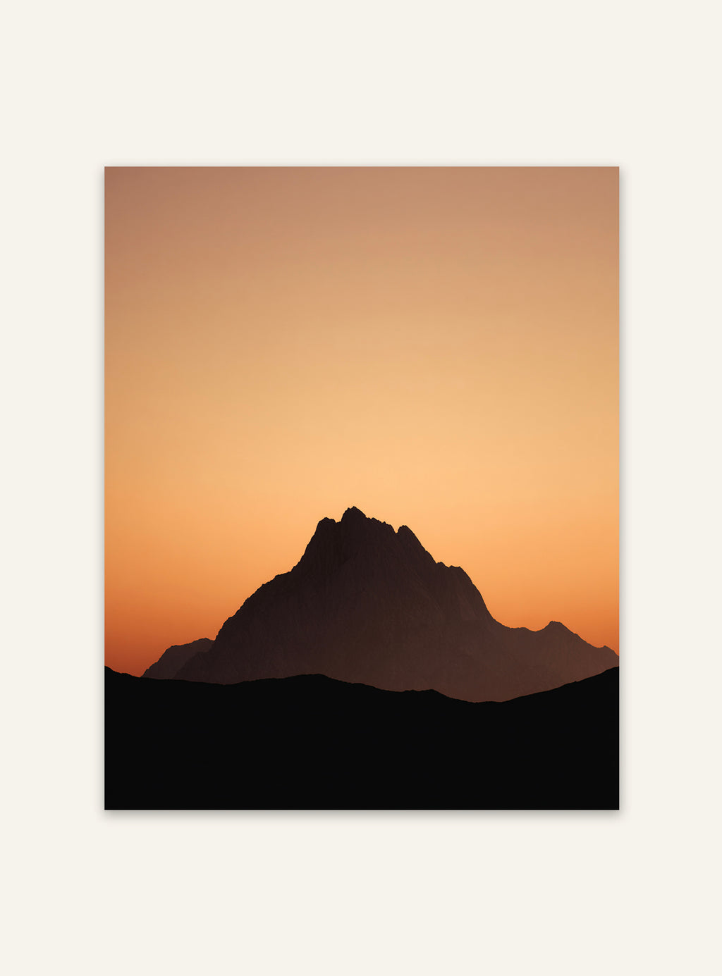 Minimalistisk bergssilhuettposter av Nordanio, naturmotiv för väggdekor i modern stil.