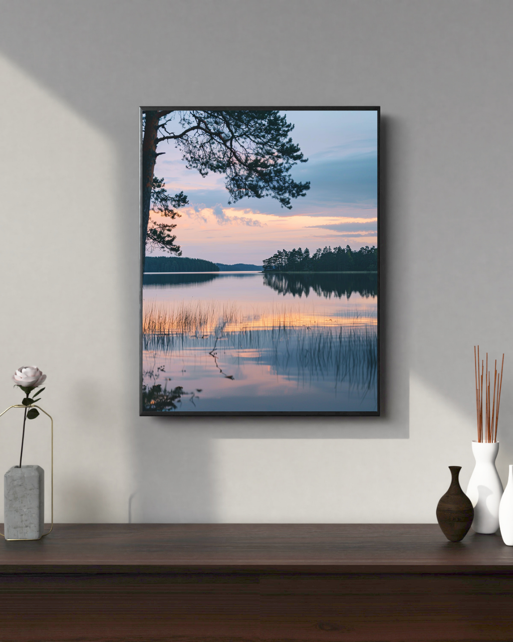Svartvitt naturposter av en sjö vid skymning från Nordanio, inramad minimalistisk fotomockup.