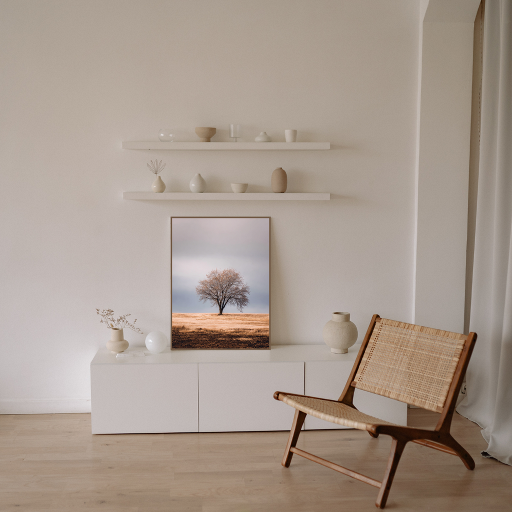 Lone Tree Neutral poster från Nordanio, naturmotiv i boho-stil för vardagsrumsvägg.