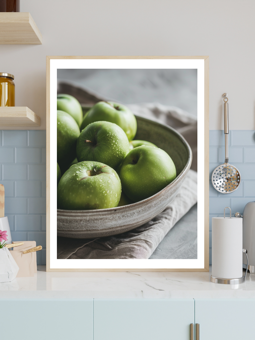 Blått fruktposter av äpple från Nordanio, väggkonst för kök i modern stil med fruktmotiv.