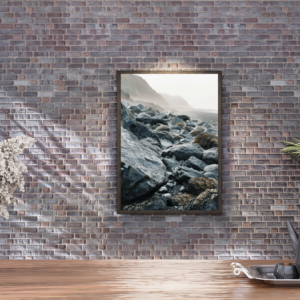 Naturskildring av minimalistisk roppsposter av Nordanio med bruna stenar i 3D-inramad mockup.