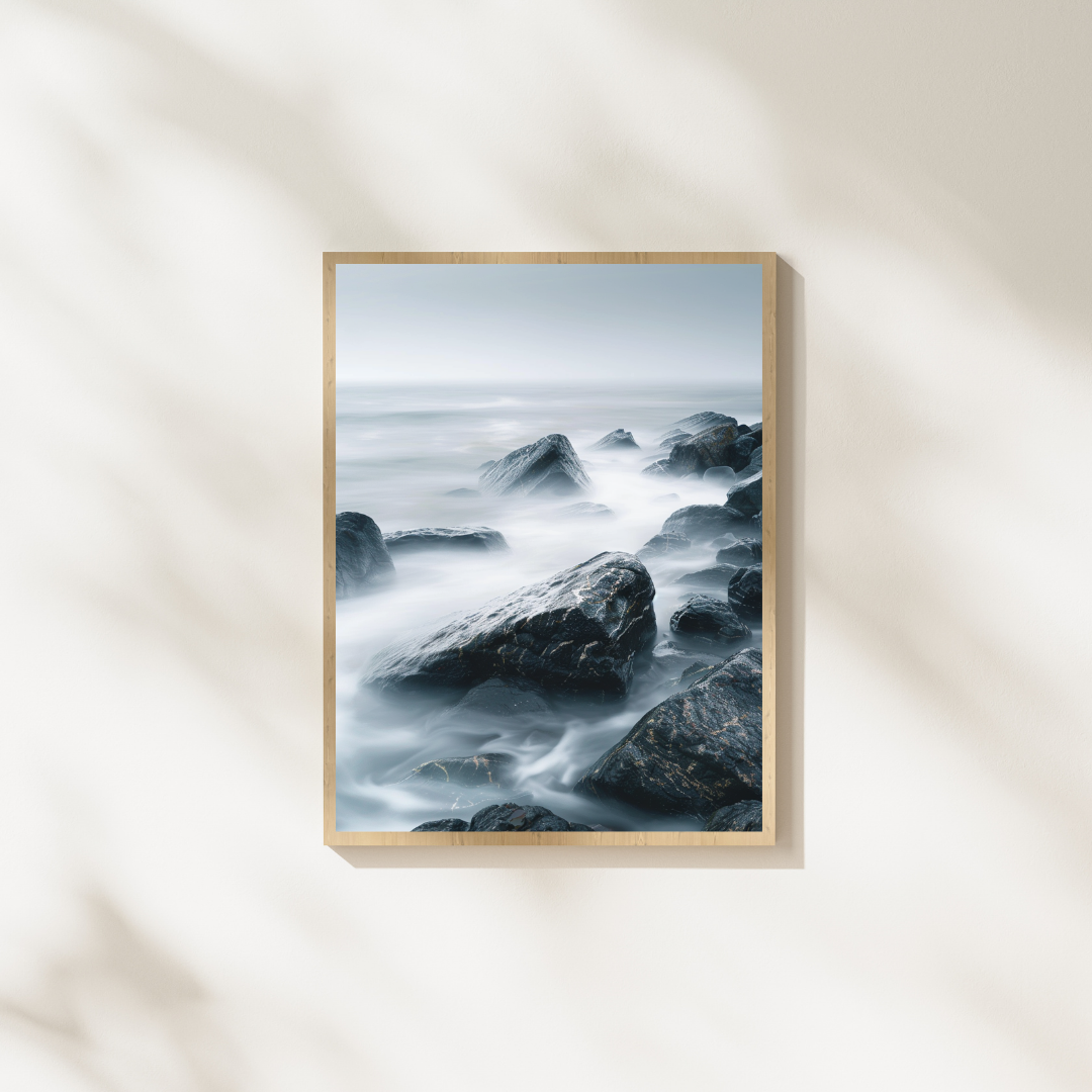 Naturposter av Coastal Cliffs av Nordanio, visar dramatiska klippor och havsutsikt i en brun träram.