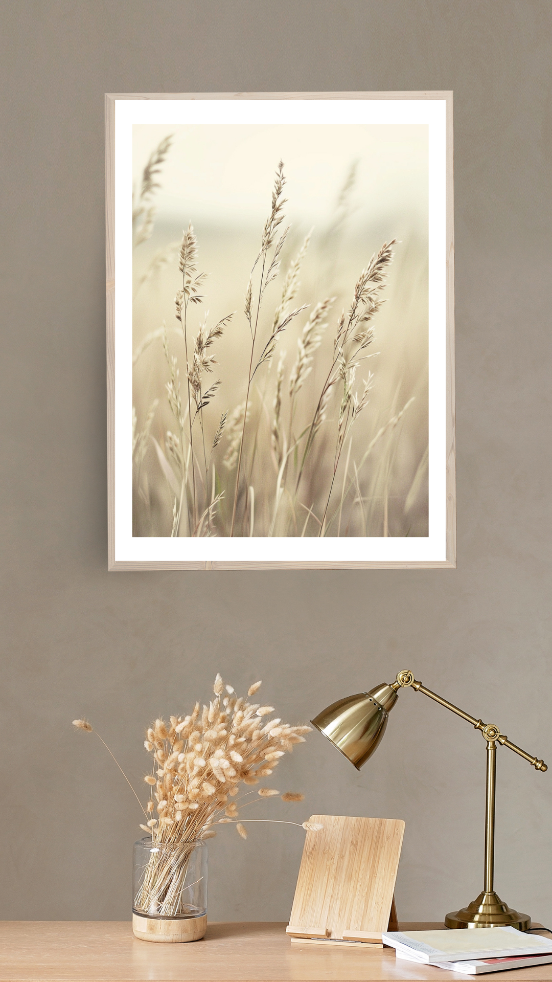 Växtposter med gräs som vajar i vinden, modern naturinspirerad väggkonst från Nordanio i brun minimalistisk ram.