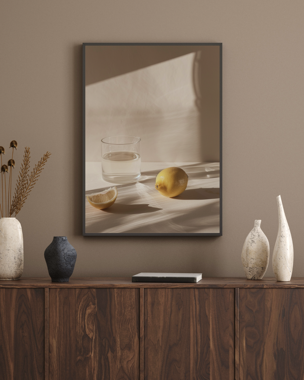 Närbild av Nordanio citronstill-life poster med moderna, minimalistiska fruktmotiv för vardagsrumsvägg.