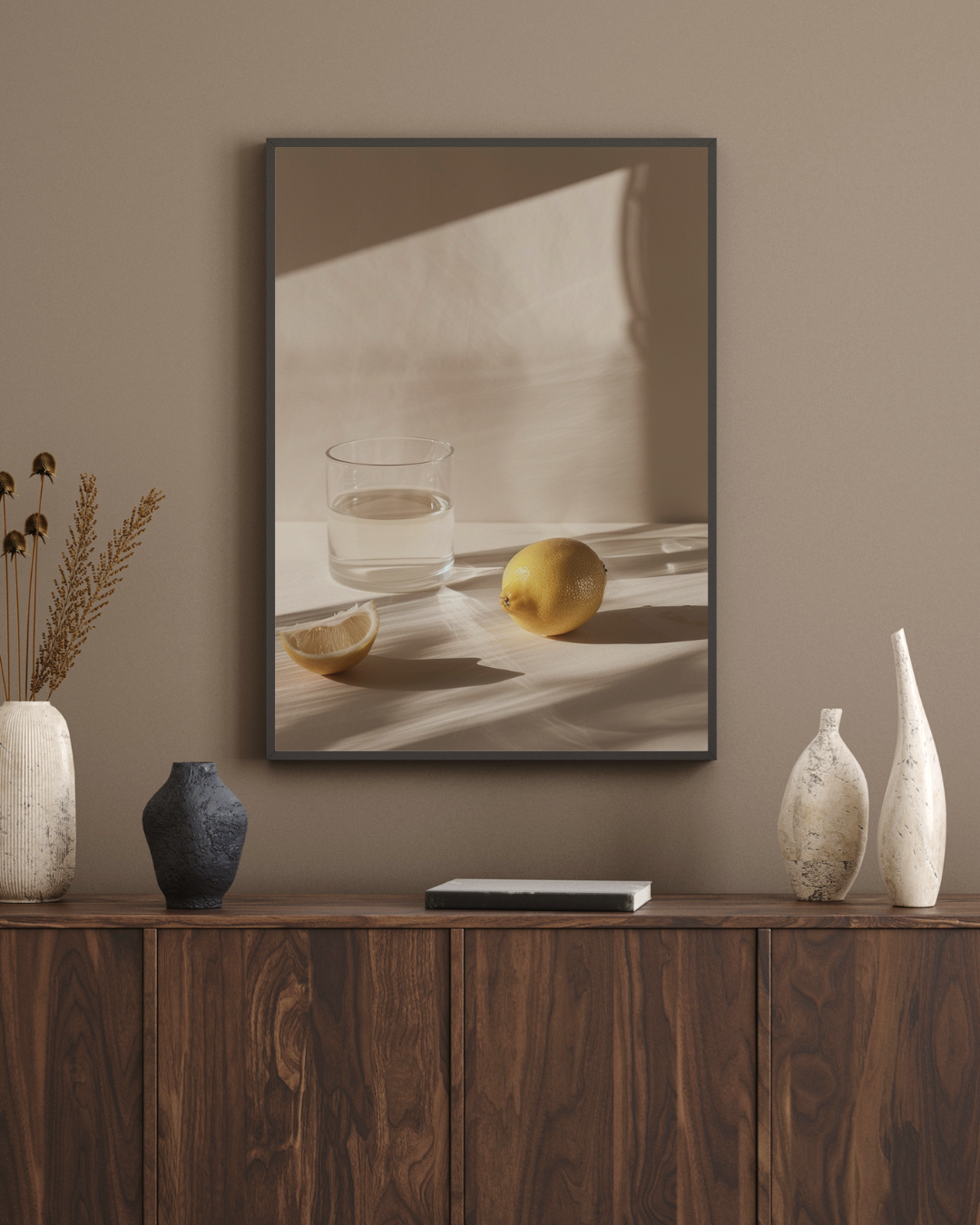 Närbild av Nordanio citronstill-life poster med moderna, minimalistiska fruktmotiv för vardagsrumsvägg.