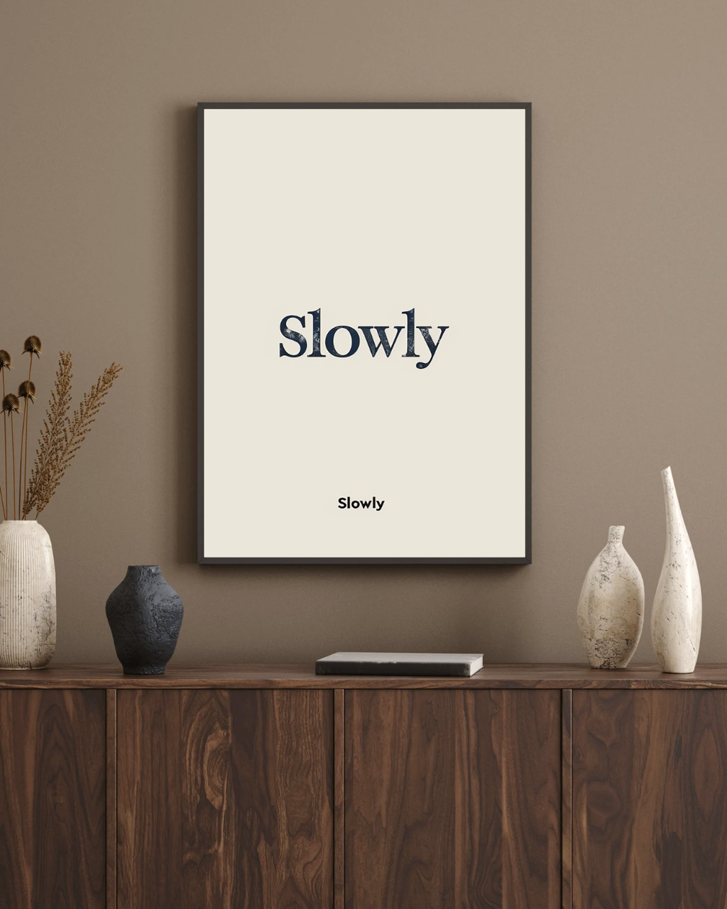 Svar: Modern brunt typografiposter från Nordanio, minimalistisk väggdekor för vardagsrum, inramad och placerad på vägg.