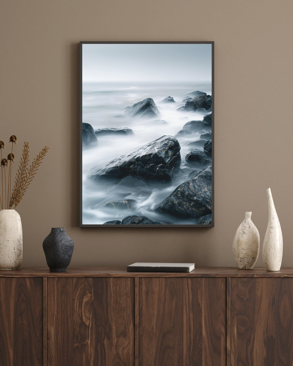 Brunt modern naturposter av klippkust från Nordanio, väggdekoration för vardagsrum med landskapsmotiv.