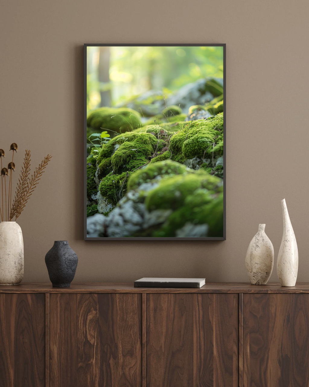 Nordanio naturposter med närbild av mossor, perfekt för modern inredning i vardagsrum, väggkonst i brun nyans.