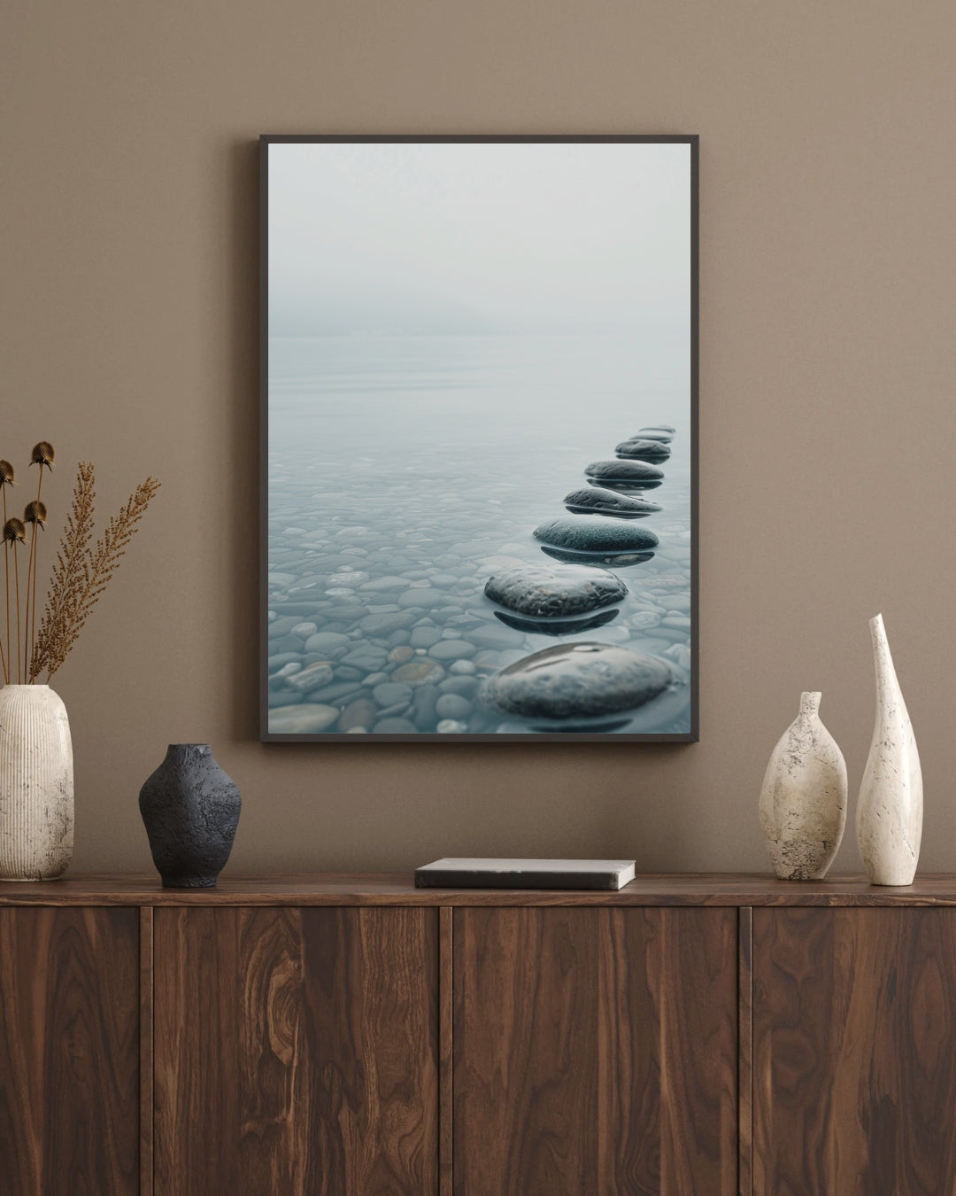 Nordanio naturposter med stenmotiv i brunt, modern och minimalistisk väggdekoration för vardagsrum.