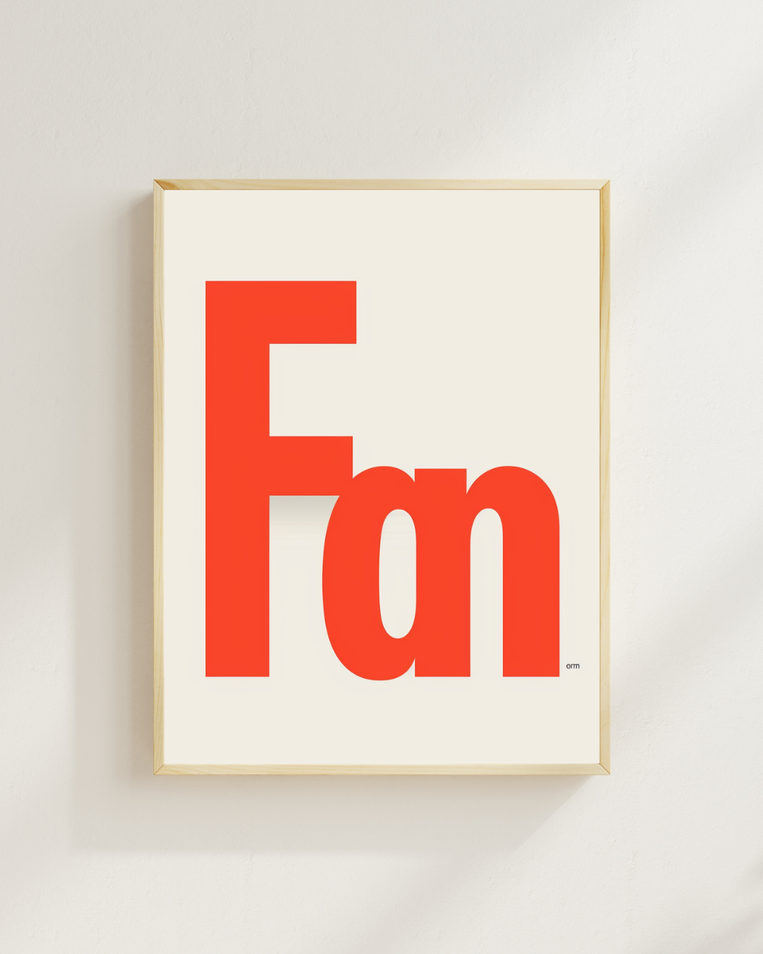 Typsnittsposter från Nordanio med minimalistisk design i brunt och grått, inramad och visad som Instagram-mockup.