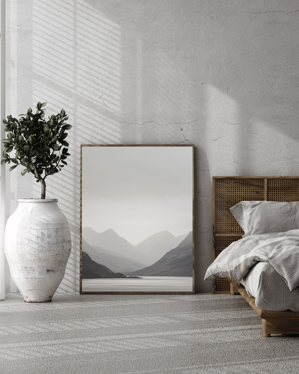Naturposter från Nordanio med minimalistiskt brunt och grått ram, visar en lugn bergslandskap.