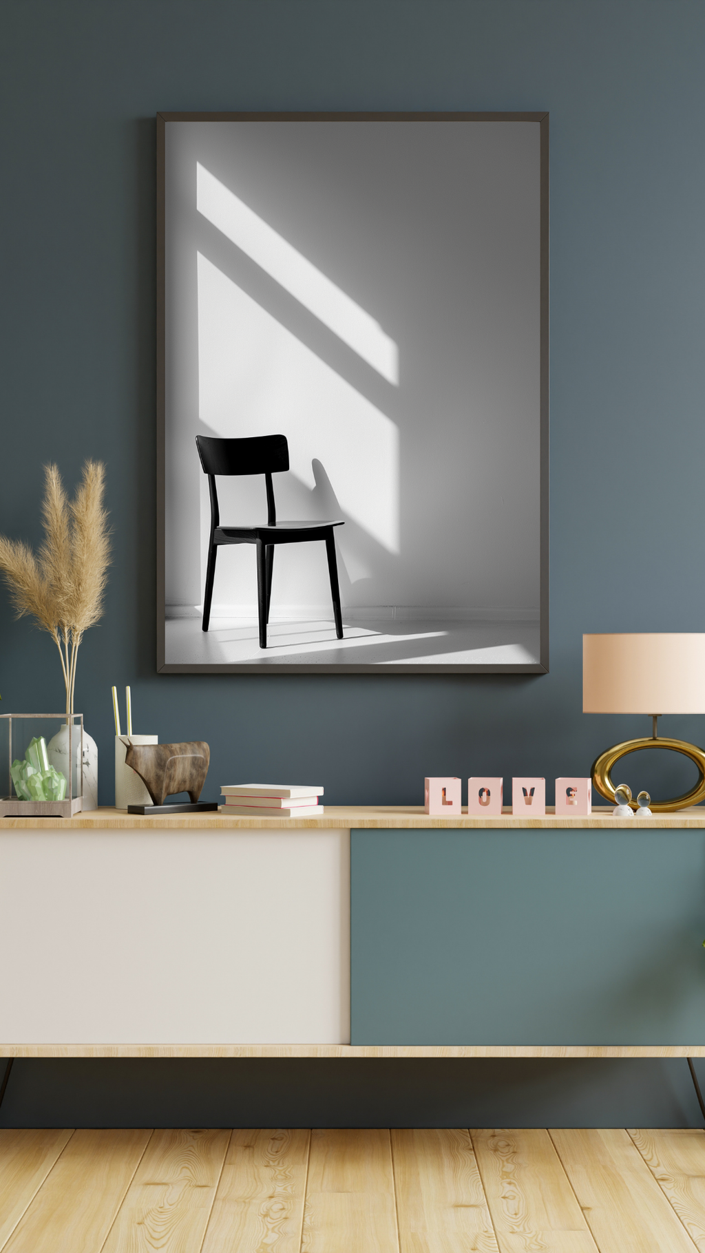 Svart stol poster av Nordanio, svartvitt minimalistiskt inramat konsttryck av en modern stol på vit bakgrund.