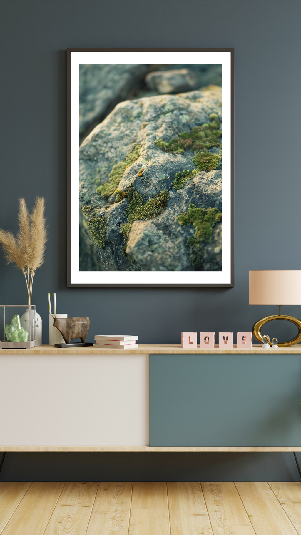 Mossy Stone poster av Nordanio, naturmotiv med gröna och bruna nyanser, inramad minimalistisk väggdekor på vit bakgrund.