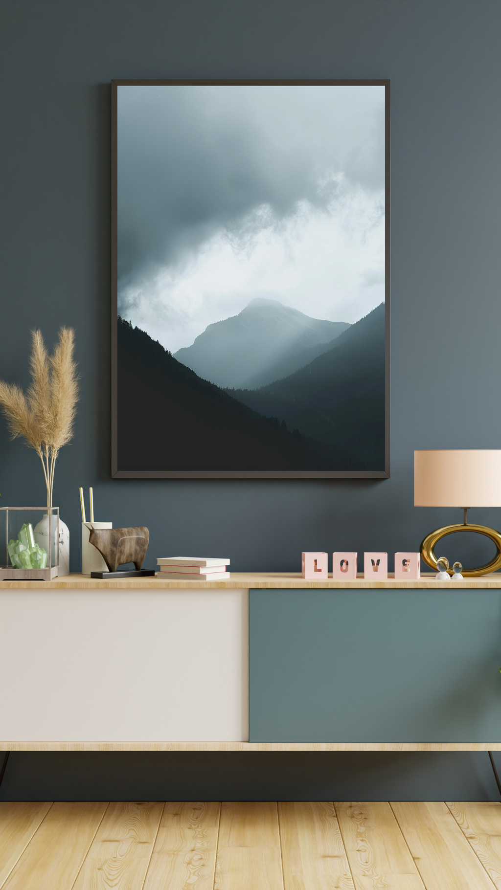 Naturposter med bergsilhuett i brunt och grönt, minimalistisk väggram från Nordanio, perfekt för naturinredning.