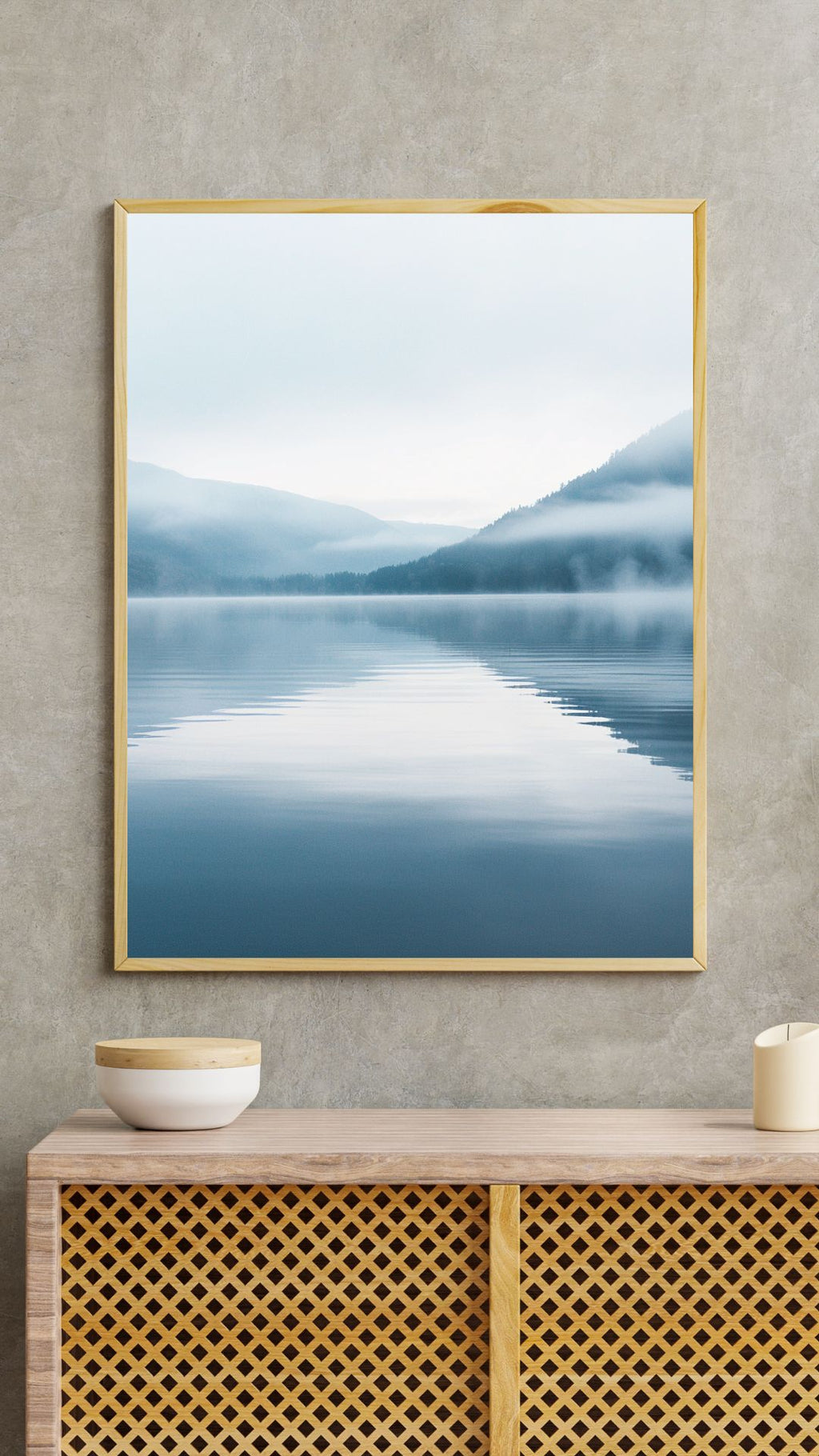 Naturposter av Morning Shore Mist från Nordanio, minimalistisk bild med brunt och vitt motiv i foto-ram.