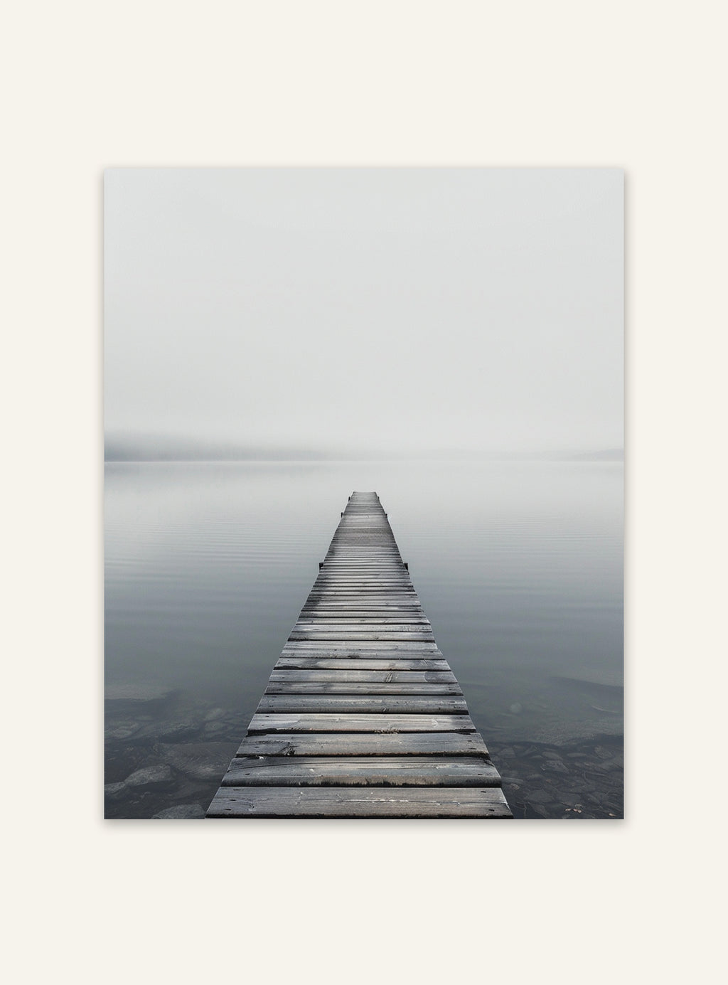 Naturposter av en brygga vid sjö från Nordanio, avbildar en lugn och naturskön sjömiljö med en träbrygga.