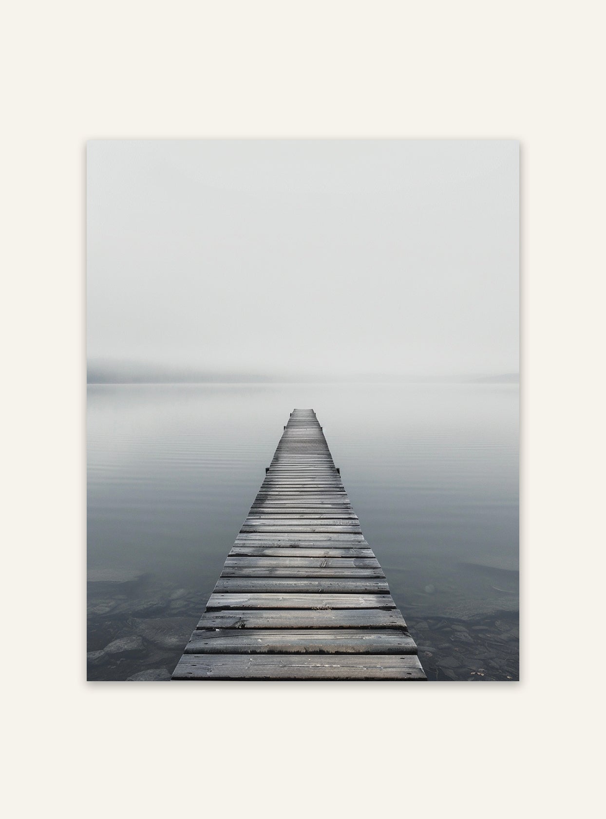 Naturposter av en brygga vid sjö från Nordanio, avbildar en lugn och naturskön sjömiljö med en träbrygga.