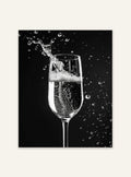 Elegant poster av champagneglas med fruktmotiv från Nordanio, dekorativ väggkonst för kök eller bar.