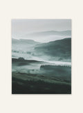 Nordanio Misty Valley naturposter med dimmigt landskap och gröna träd, perfekt för naturälskare.