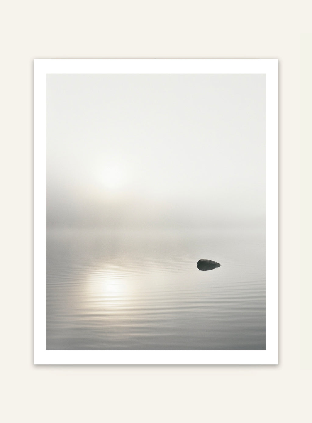 Nordanio naturposter av Misty Lake med dimmigt sjölandskap och lugn, mystisk atmosfär.