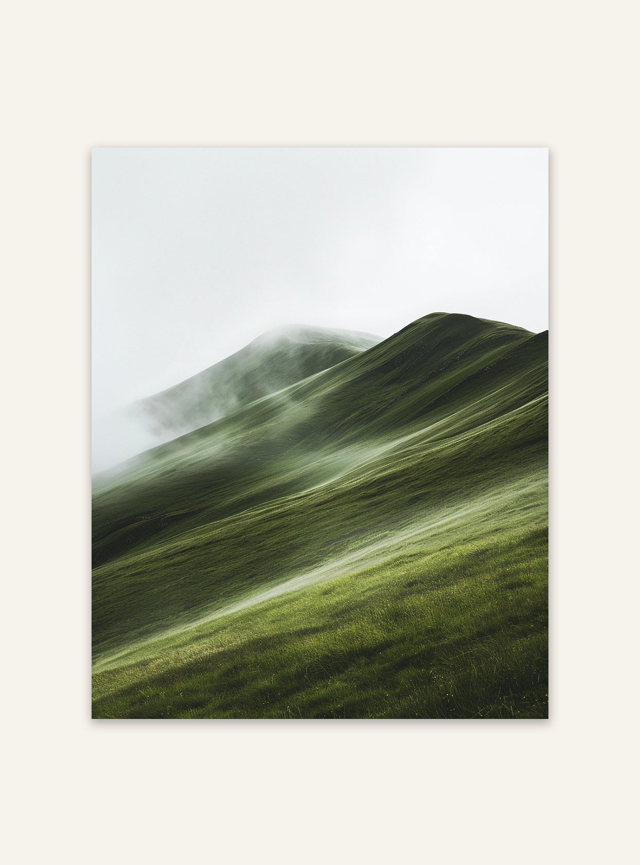 Misty Hills naturposter av Nordanio, visar dimmiga kullar och landskap i lugna, mjuka färger.