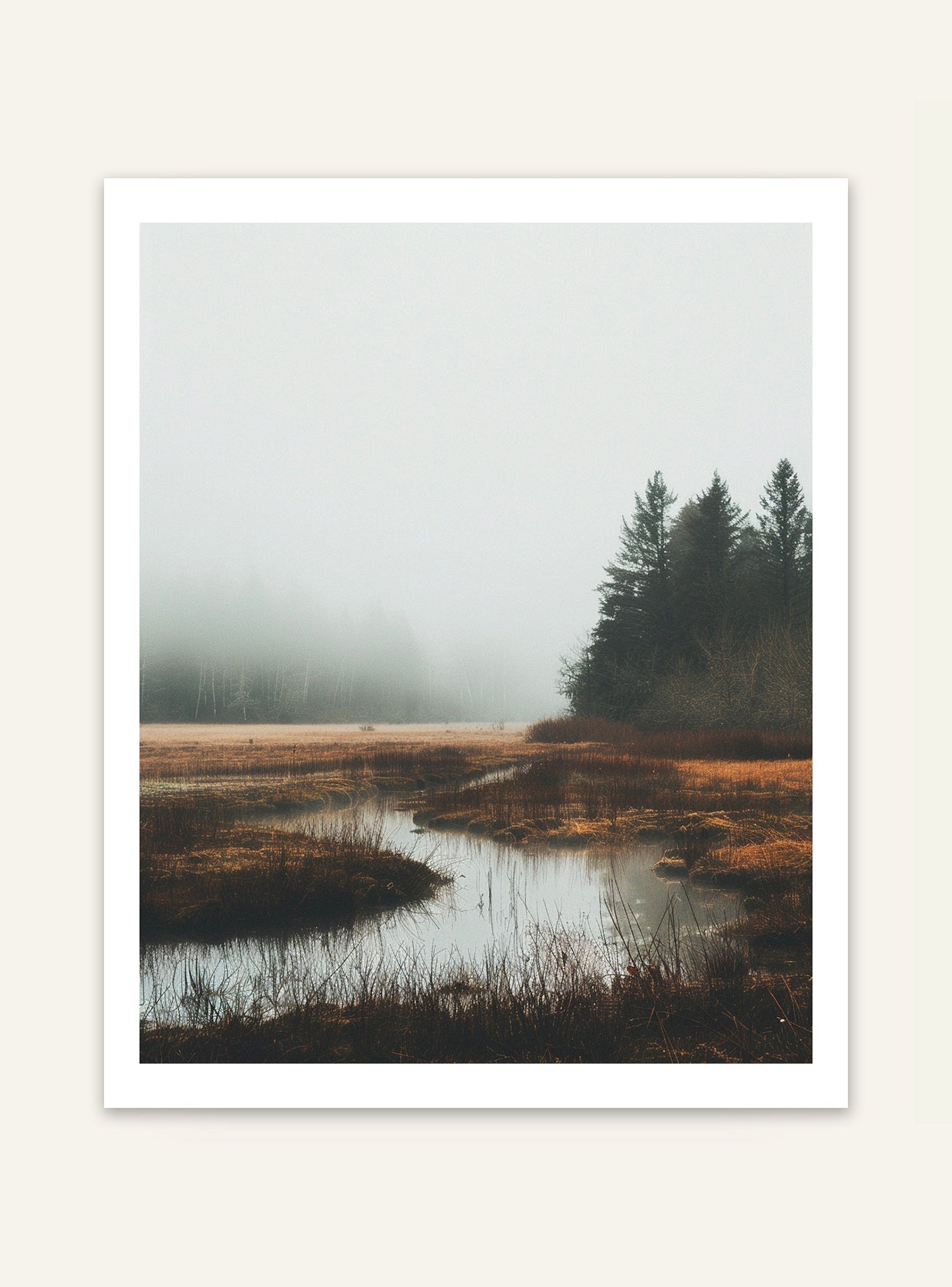 Nordanio naturposter med dimmigt landskapsmotiv, visar en mystisk och lugn skogsscen i dimma.