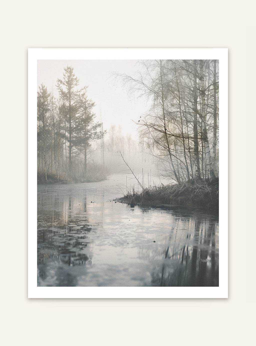 Naturposter med flodbankmotiv från Nordanio, visar en lugn flodsträckning med gröna träd och lugn vatten i vacker natur.