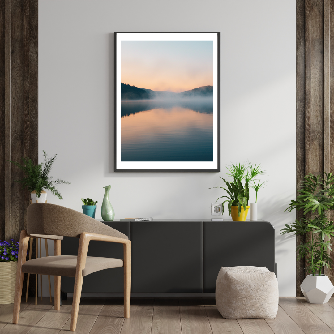 Nordanio naturposter med bild av en sjö vid soluppgång, inramad grå bakgrund, modern väggkonst för hemmet.