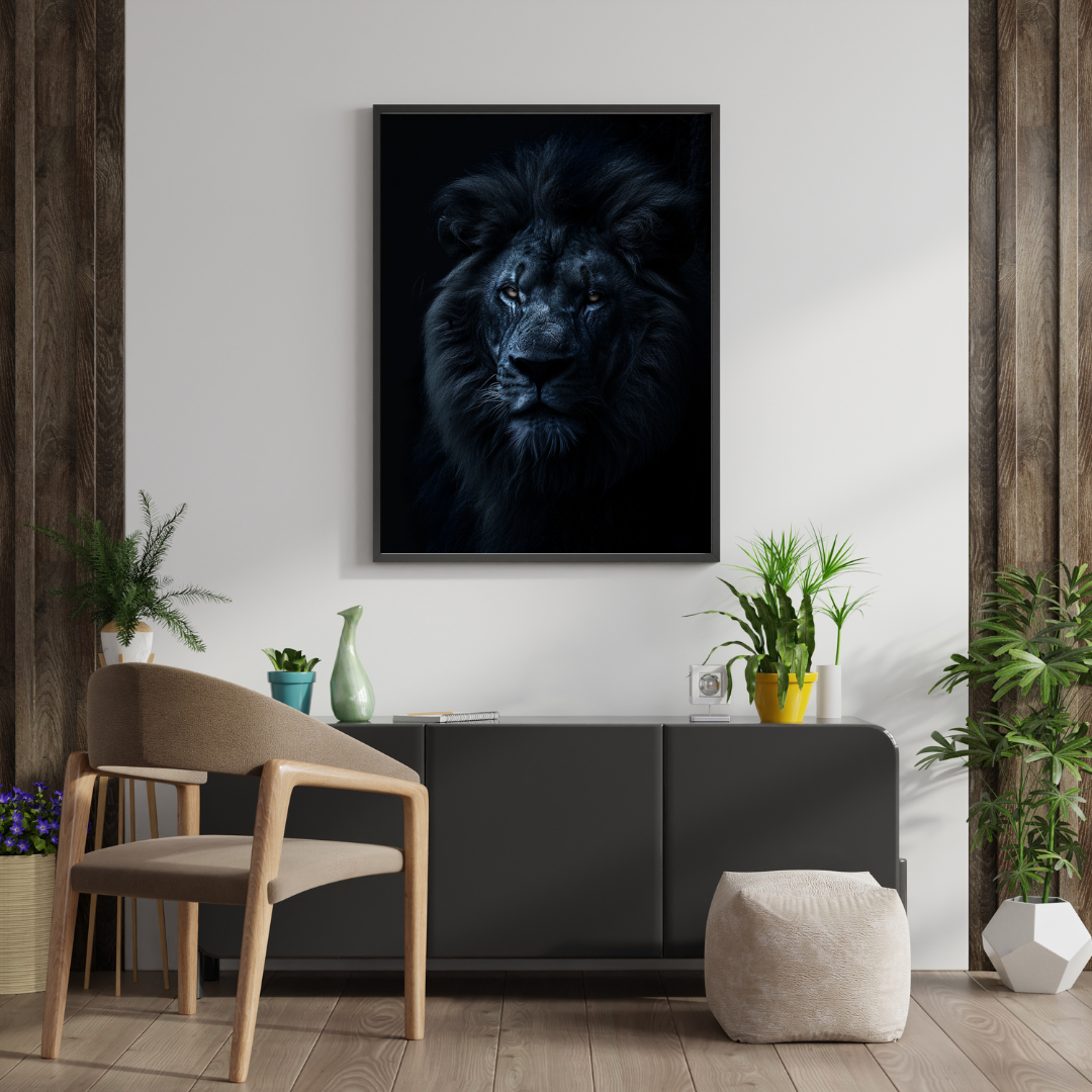 Grå mörk lejonposter av Nordanio, modern väggkonst i svartvitt för inredning och väggdekoration.