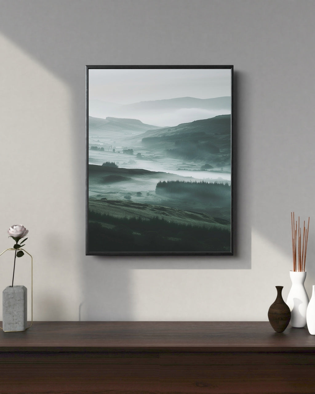 Misty Valley naturposter av Nordanio med grå och bruna toner i minimalistisk design, visar ett landskapsmotiv i ram.