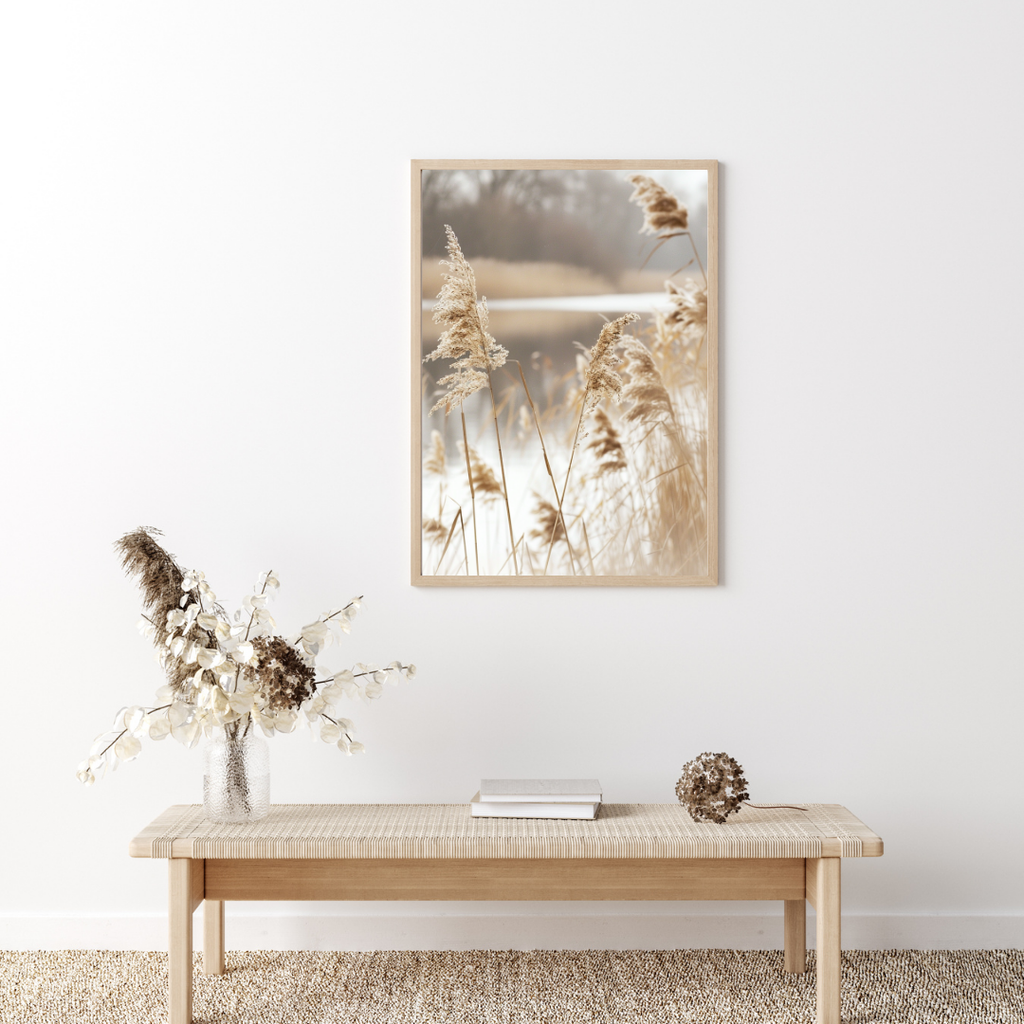 Gråbrun naturposter från Nordanio med motiv av vass och sjö, inramad i minimalistisk foto-ram.